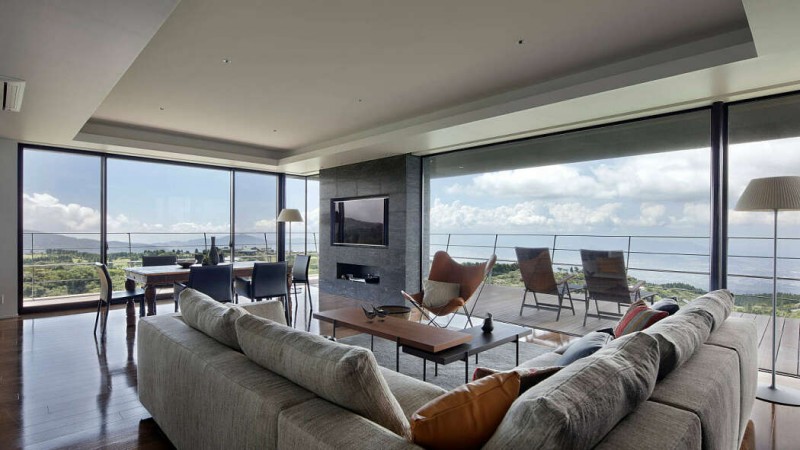 Современный двухэтажный дом, расположенный на озере Аши в Японии