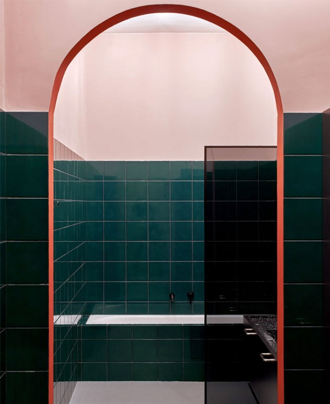 Интенсивные контрастные цвета и материалы в интерьере минской квартиры Интенсивные контрастные цвета и материалы в интерьере минской квартиры