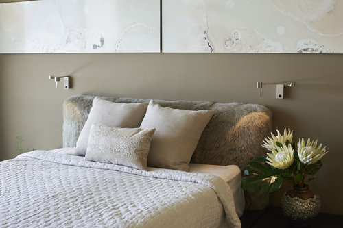 Приземистая мебель и художественные инсталляции в просторном светлом пентхаусе