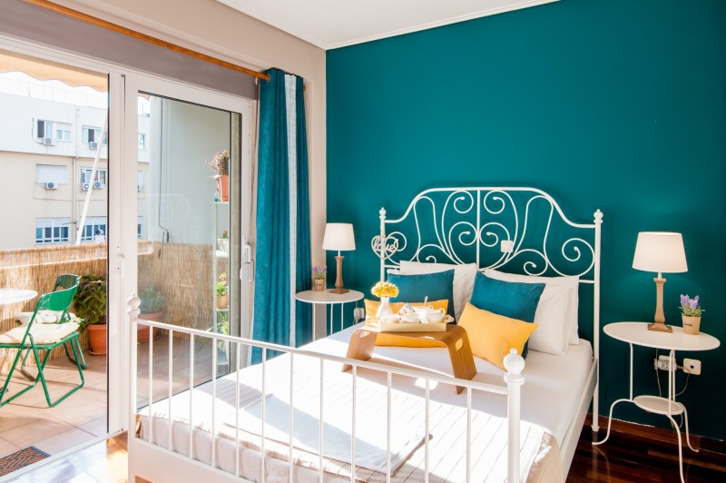 Средиземноморская квартира с балконом в теплых тонах в Афинах