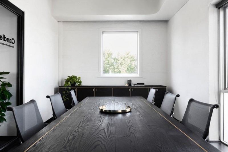 Черно-белый интерьер и живая зелень в офисе в Мельбурне Черно-белый интерьер и живая зелень в офисе в Мельбурне