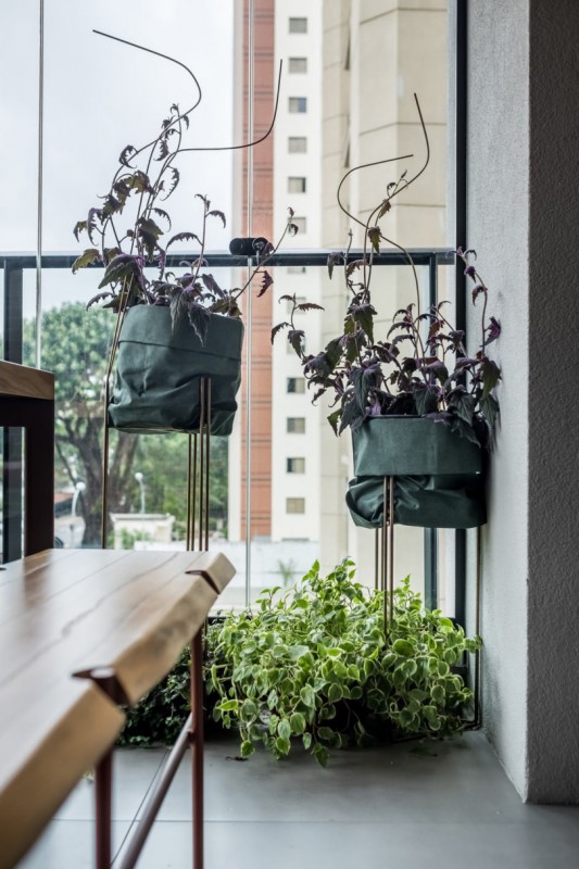 Интерьер квартиры в Сан-Паулу, сочетающий в себе элементы деревенского стиля и оттенки синего