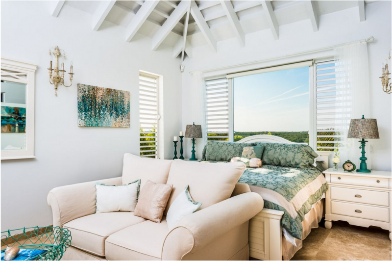 Небольшой отель Pearl West в городе Лонг-Бэй-Хиллс, острова Тёркс и Кайкос