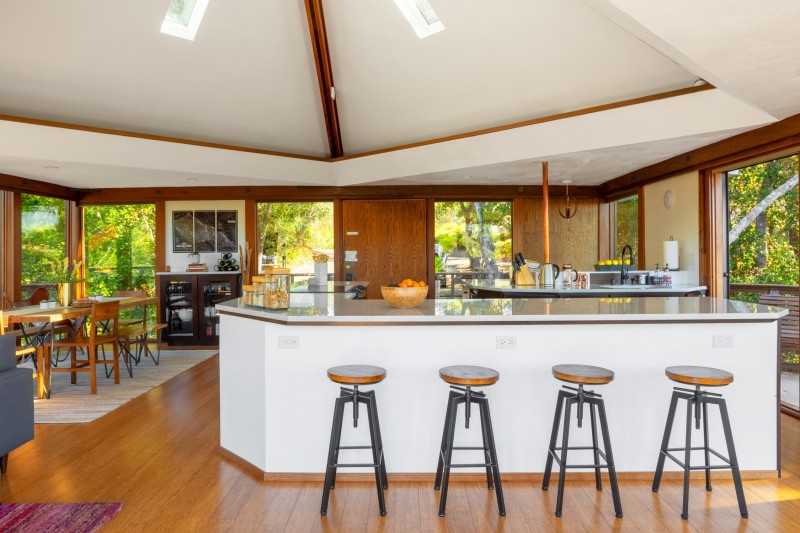 Панорамный вид на лес в уединенном "домике" на дереве Панорамный вид на лес в уединенном "домике" на дереве