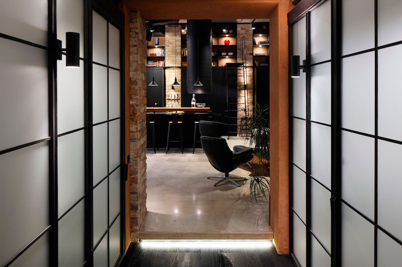 Сочетание индустриального и скандинавского стилей в интерьере уютной квартиры