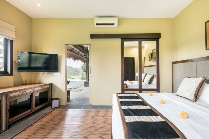 Современная вилла с соломенной крышей и видом на джунгли