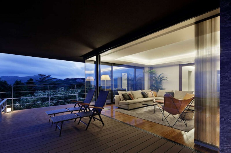 Современный двухэтажный дом, расположенный на озере Аши в Японии