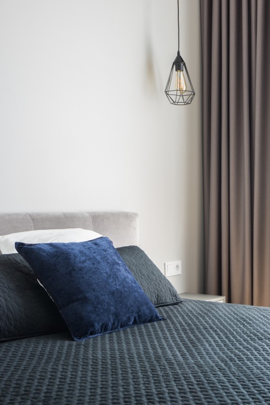 Апартаменты в серых тонах с яркими цветовыми акцентами