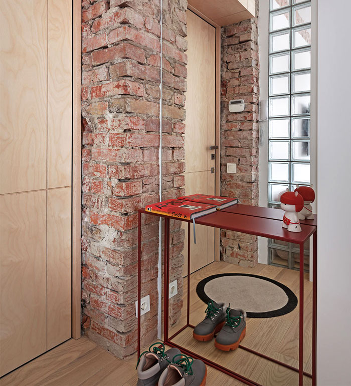 Бетон с нежно-розовым бархатом, конструкции из красного кирпича и немного латуни и меди в интерьере