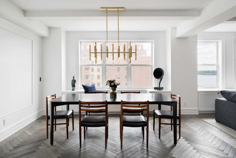 Интерьер апартаментов в Нью-Йорке в нейтральной цветовой гамме с добавлением синих акцентов