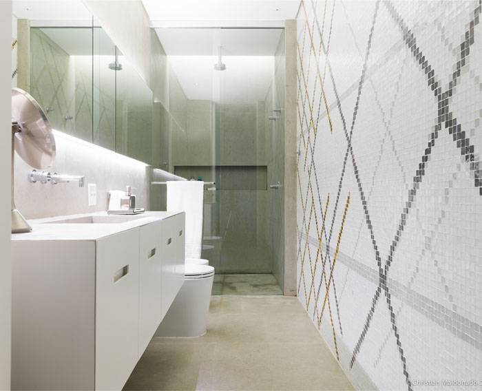 Интерьер пентхауса с полированными бетонными полами и обширной деревянной облицовкой