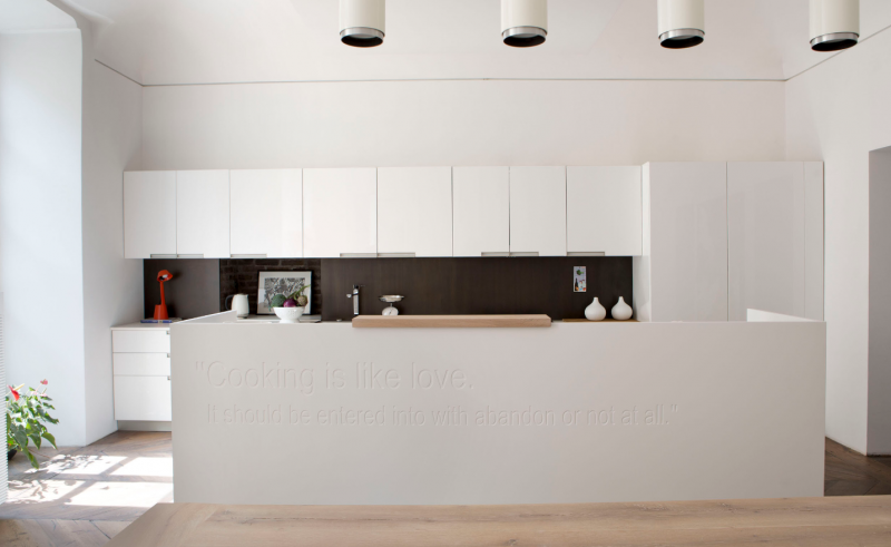 Контраст между винтажными и современными элементами в интерьере итальянский квартиры