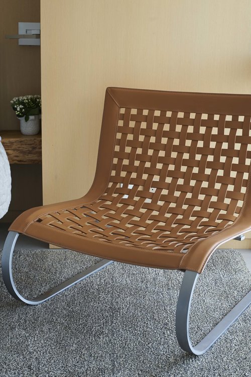 Приземистая мебель и художественные инсталляции в просторном светлом пентхаусе