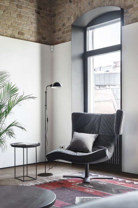 Монохромный интерьер двухуровневой квартиры Монохромный интерьер двухуровневой квартиры