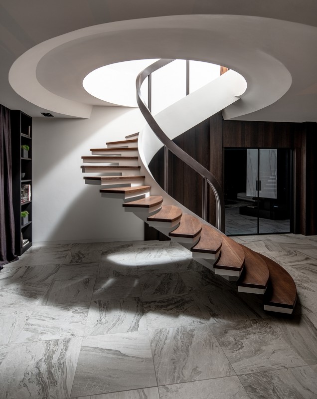 Пентхаус с многофункциональными пространствами и уникальной винтовой лестницей Пентхаус с многофункциональными пространствами и уникальной винтовой лестницей
