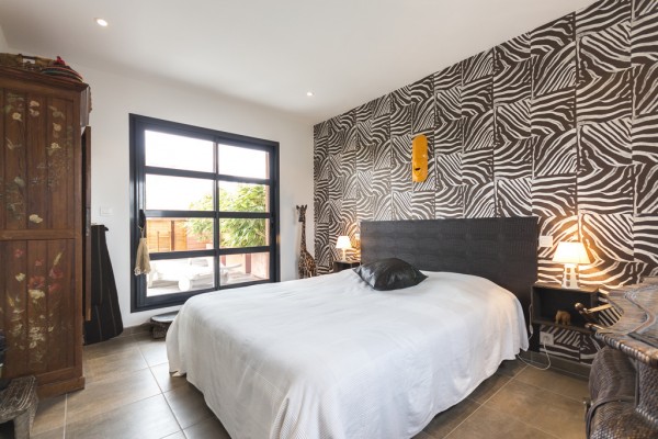 Смелое использование ярких цветов на вилле во Франции