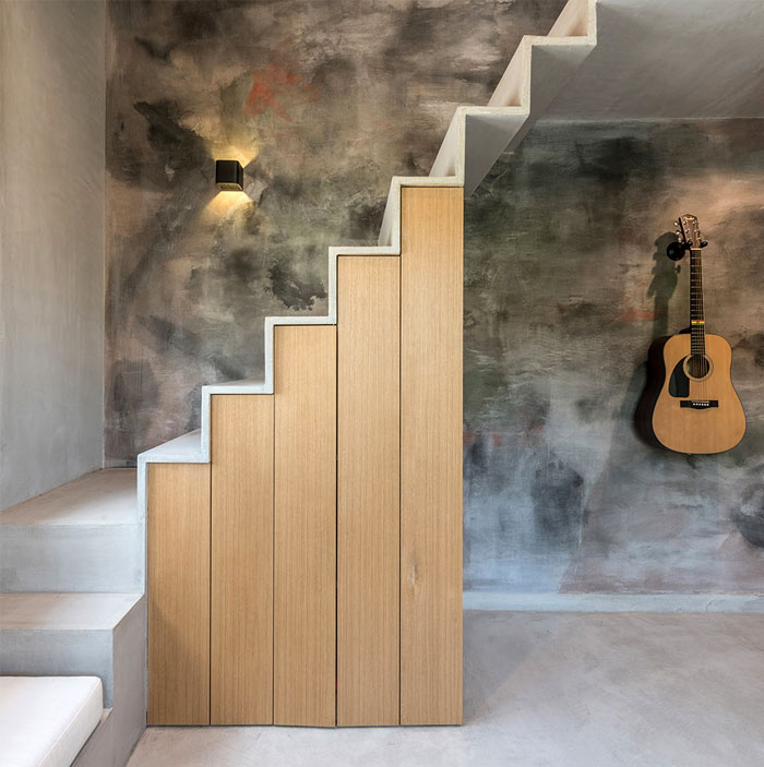 Современная индустриальная динамика в интерьере греческого дома