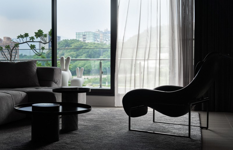 Темные тона в интерьере стильных апартаментов