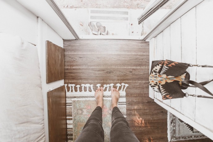 Трейлер Airstream, принадлежащий музыканту Райану Санчесу и дизайнеру Шине Армстронг Трейлер Airstream, принадлежащий музыканту Райану Санчесу и дизайнеру Шине Армстронг