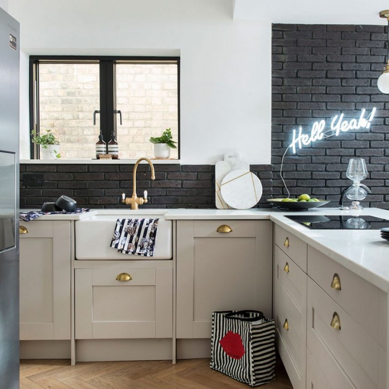 Акцентная стена черного цвета в оформлении небольшого дома