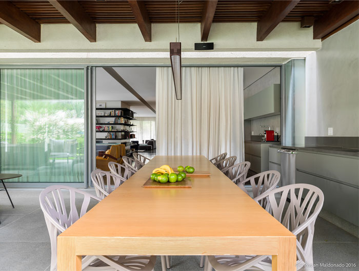 Интерьер пентхауса с полированными бетонными полами и обширной деревянной облицовкой