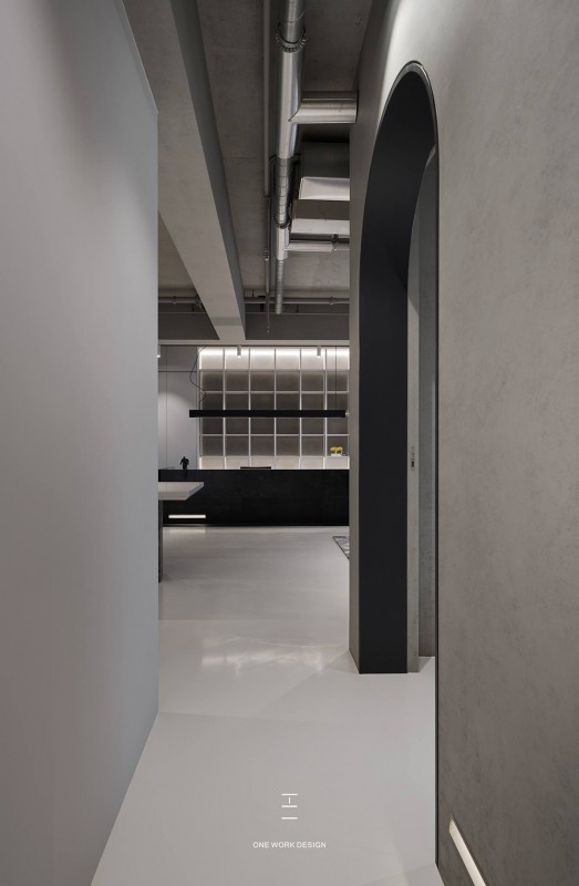 Интерьер просторных апартаментов в индустриальном стиле