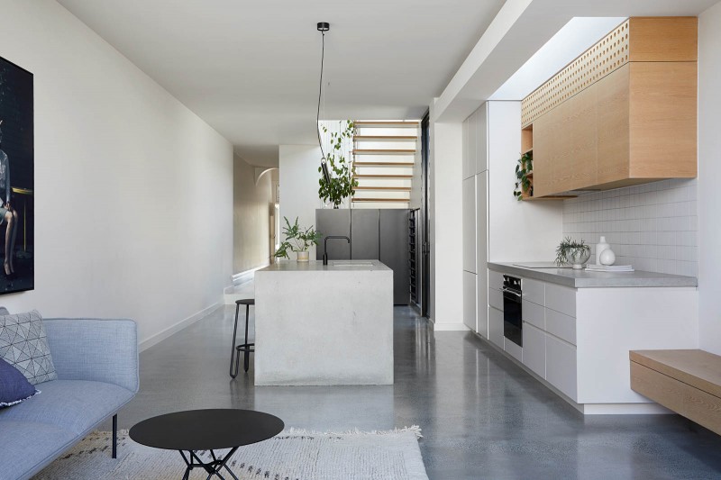 Маленький темный коттедж, превращенный в современный семейный дом