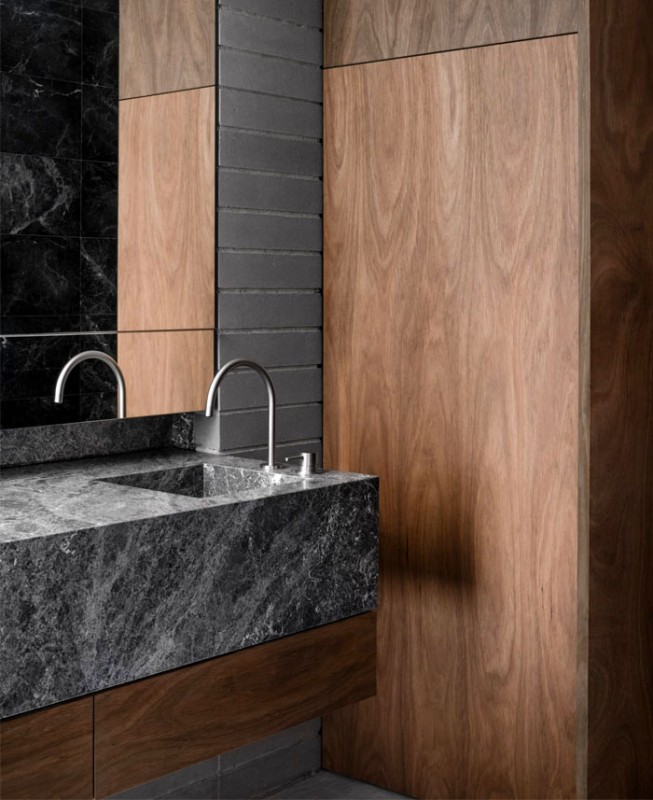 Серый камень и дерево в интерьере дома в Мельбурне, Австралия