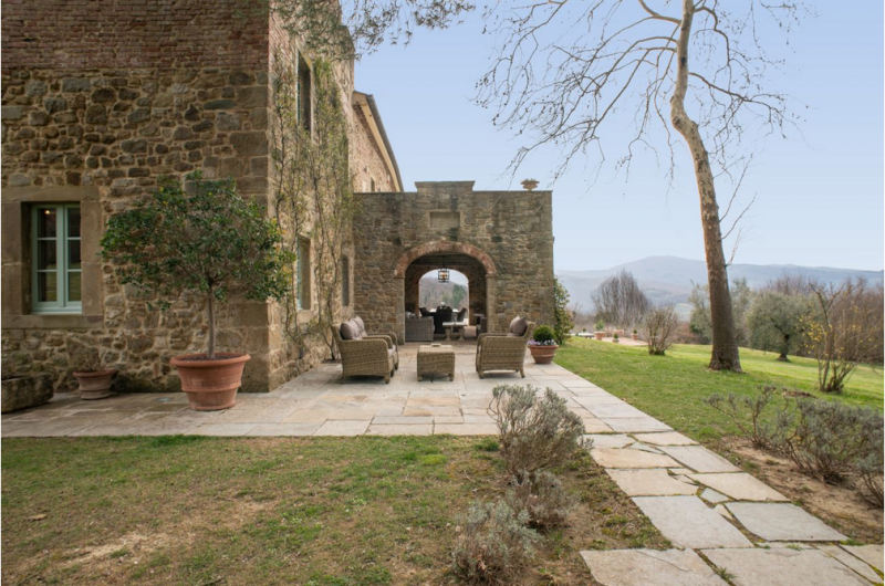 Замковая каменная вилла, расположенная на 84 гектарах леса в пасторальной Тоскане