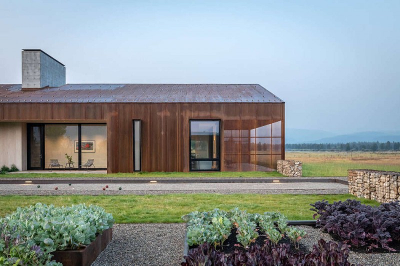 Дерево, сталь, стекло и бетон в интерьере уютной резиденции