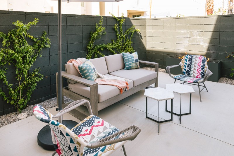 Интерьер в светлых тонах с яркими акцентами Интерьер в светлых тонах с яркими акцентами