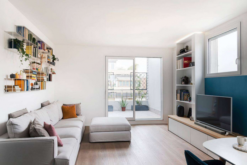 Яркие акцентные стены и мебель в интерьере светлой квартиры