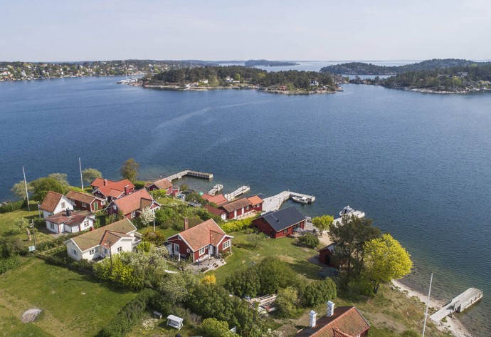 Прибрежный домик на маленьком острове в Швеции