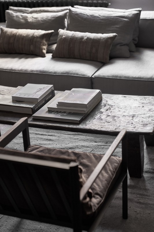 Сдержанный монохромный интерьер квартиры в Вене