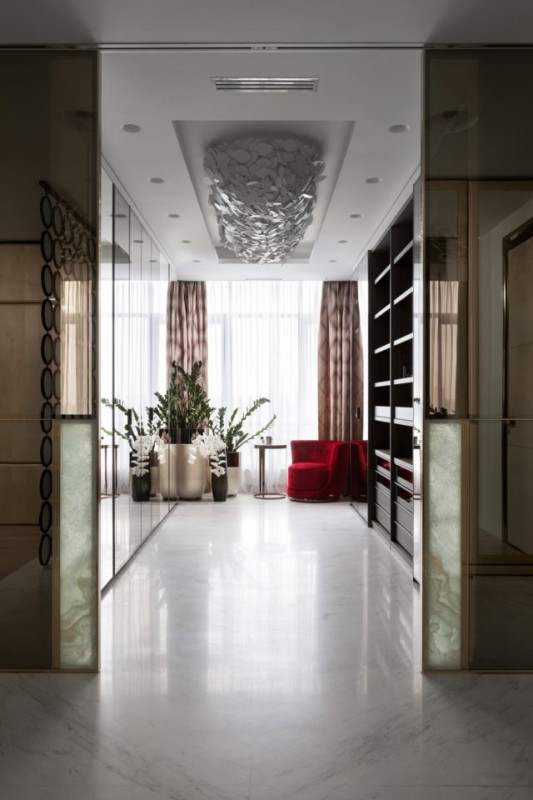 Светлый интерьер с яркими акцентами