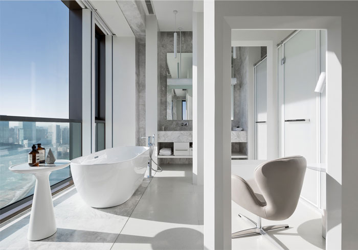 Белоснежный интерьер просторной студии