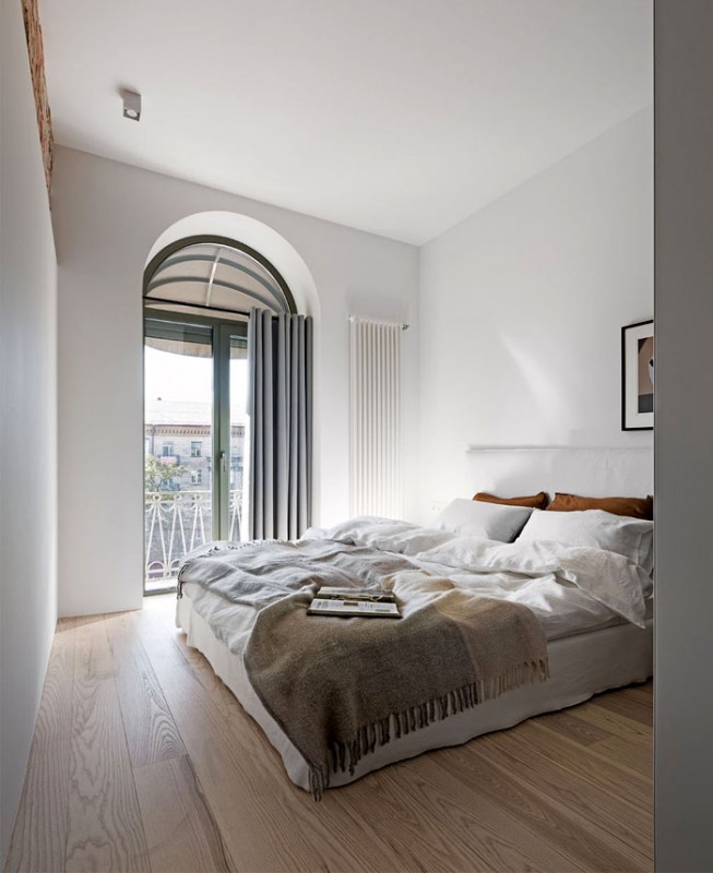 Бетон с нежно-розовым бархатом, конструкции из красного кирпича и немного латуни и меди в интерьере