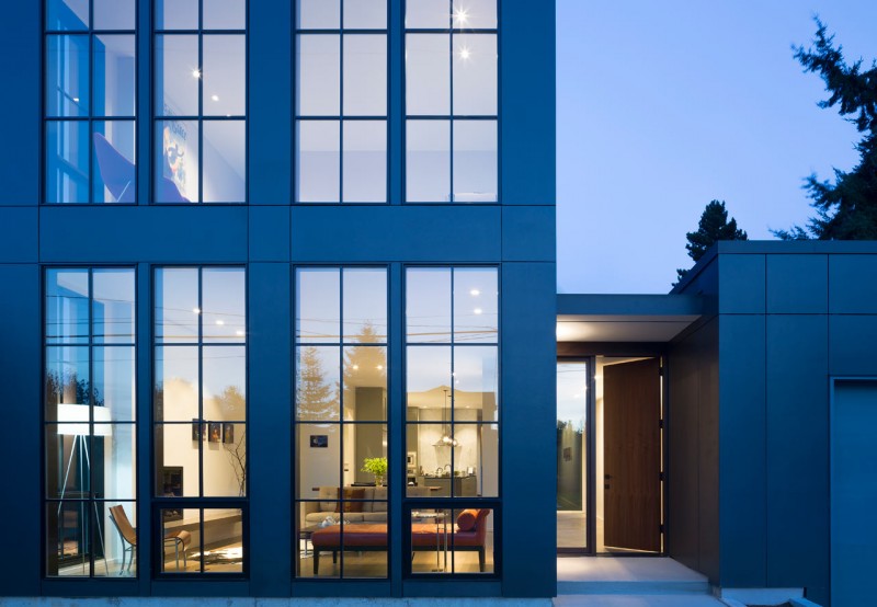 Двухэтажная резиденция с панорамными окнами в Сиэтле, штат Вашингтон