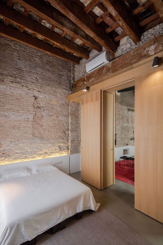 Интерьер апартаментов в реконструированном заброшенном здании начала ХХ века в Валенсии, Испания Интерьер апартаментов в реконструированном заброшенном здании начала ХХ века в Валенсии, Испания