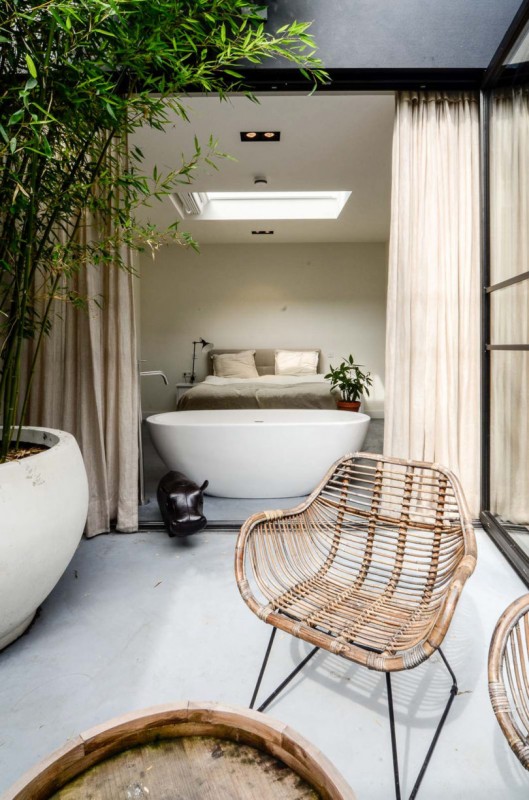 Лофт, расположенный в старом здании начала XVII века в Амстердаме Лофт, расположенный в старом здании начала XVII века в Амстердаме