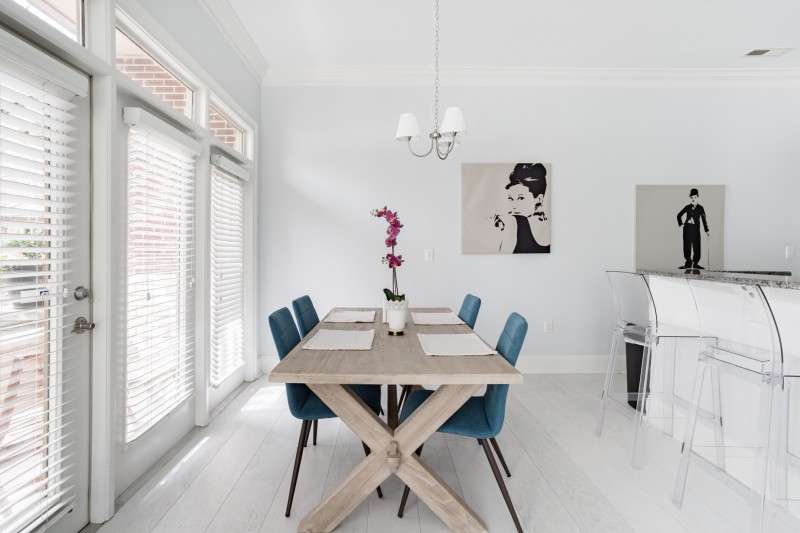 Нейтральные тона, оттенки синего и деревянные акценты в интерьере квартиры в Северной Каролине