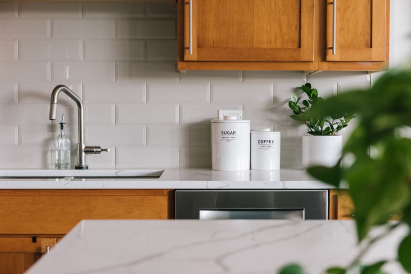 Прохладные цвета и медные акценты в интерьере просторных чикагских апартаментов Прохладные цвета и медные акценты в интерьере просторных чикагских апартаментов