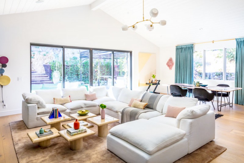 Светлый интерьер с яркими акцентами