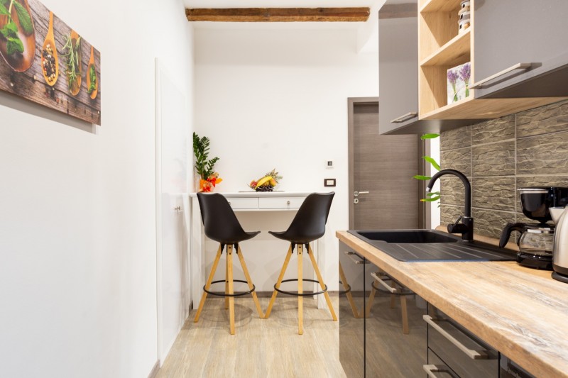 Интерьер апартаментов, сочетающий в себе винтаж и современность