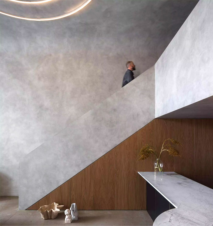 Интерьер стильного лофта с эстетикой брутализма