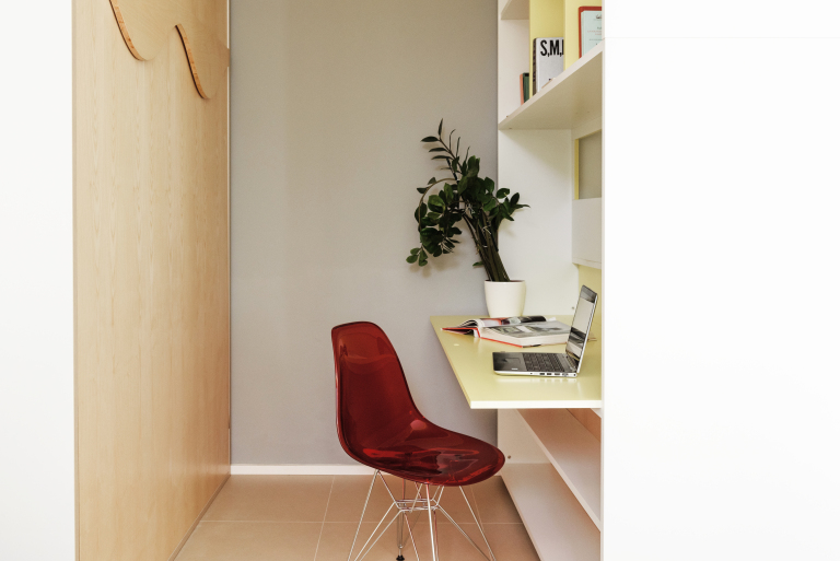 Многофункциональная подвижная стена в небольшой квартире