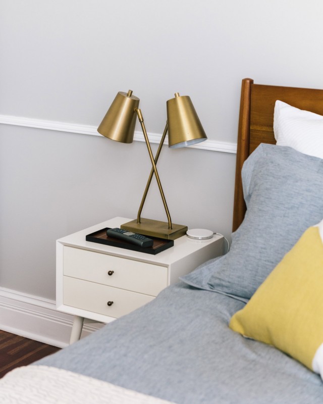 Прохладные цвета и медные акценты в интерьере просторных чикагских апартаментов Прохладные цвета и медные акценты в интерьере просторных чикагских апартаментов