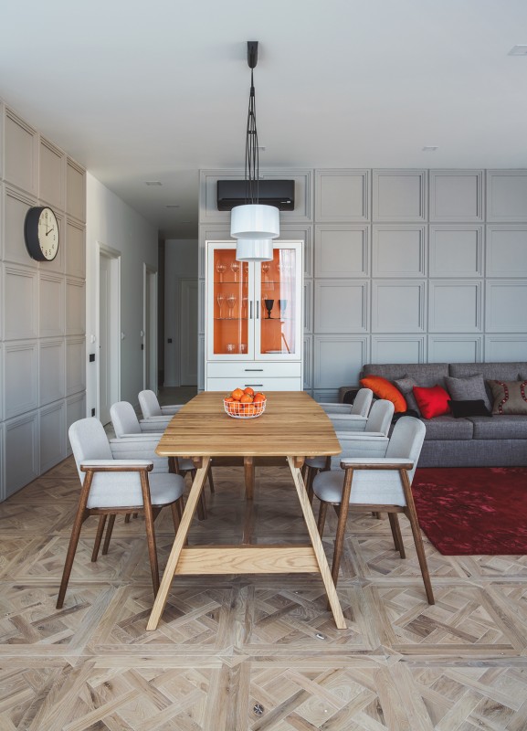 Светлые апартаменты с яркими акцентами