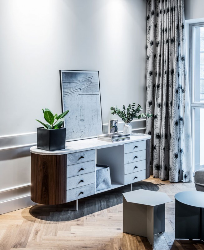 Эклектичная современная квартира, оформленная в серых тонах