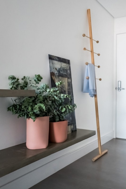 Интерьер квартиры в Сан-Паулу, сочетающий в себе элементы деревенского стиля и оттенки синего